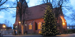 St.Franziskuskirche mit Weihnachtsbaum